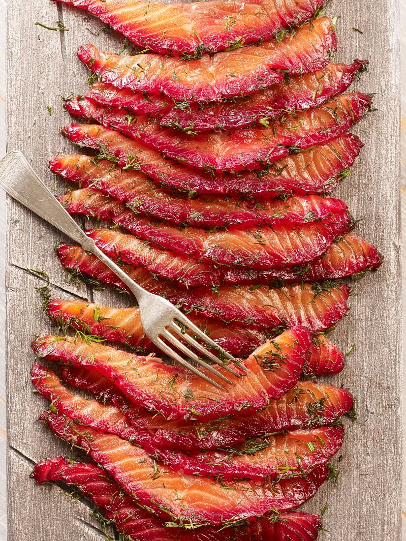 Graved Lachs mit Roter Bete auf Holzbrett