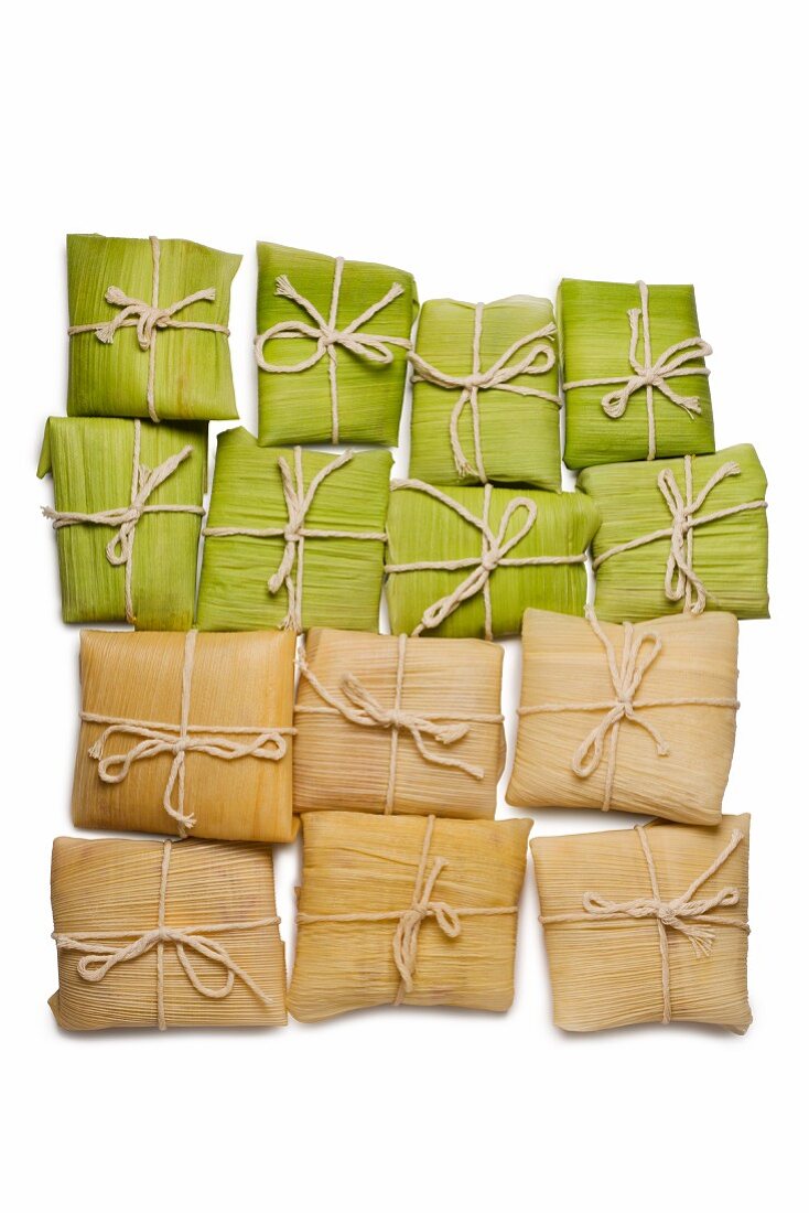 Mehrere Tamales (gefüllte Maisblätter, Mexiko)
