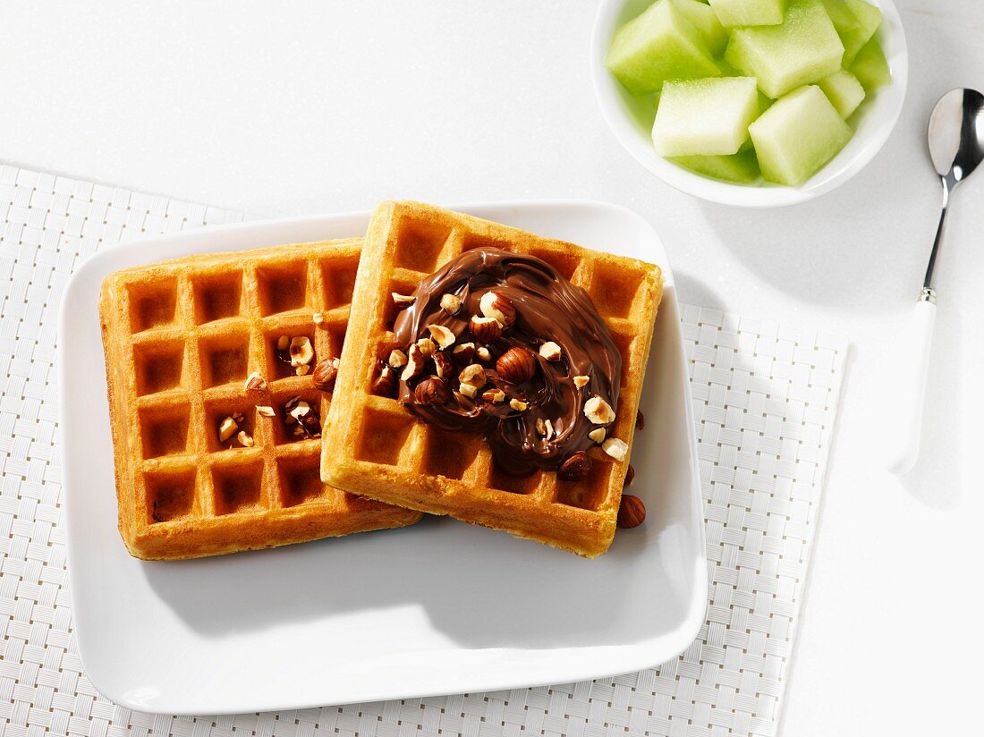 Waffeln mit Schoko-Nuss-Creme und Melone