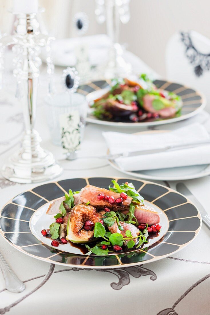 Salad made with duck breast, figs and pomegranate seeds