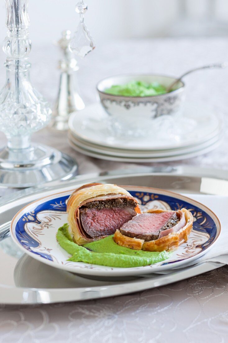 Beef Wellington auf Erbsen-Kartoffel-Püree