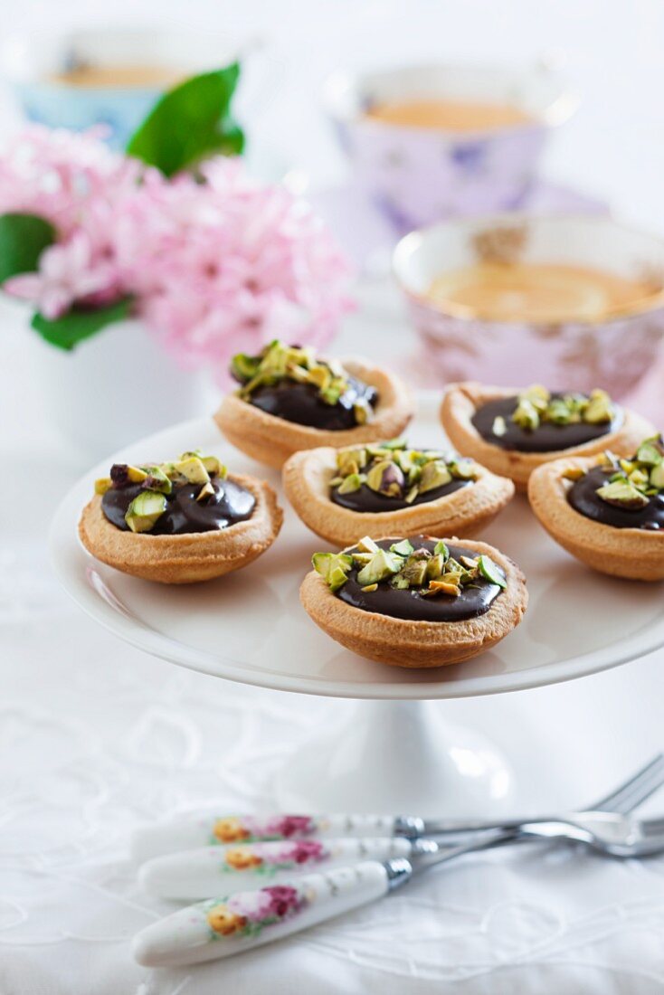 Spiced tartlets with chocolate cream and pistachio nuts