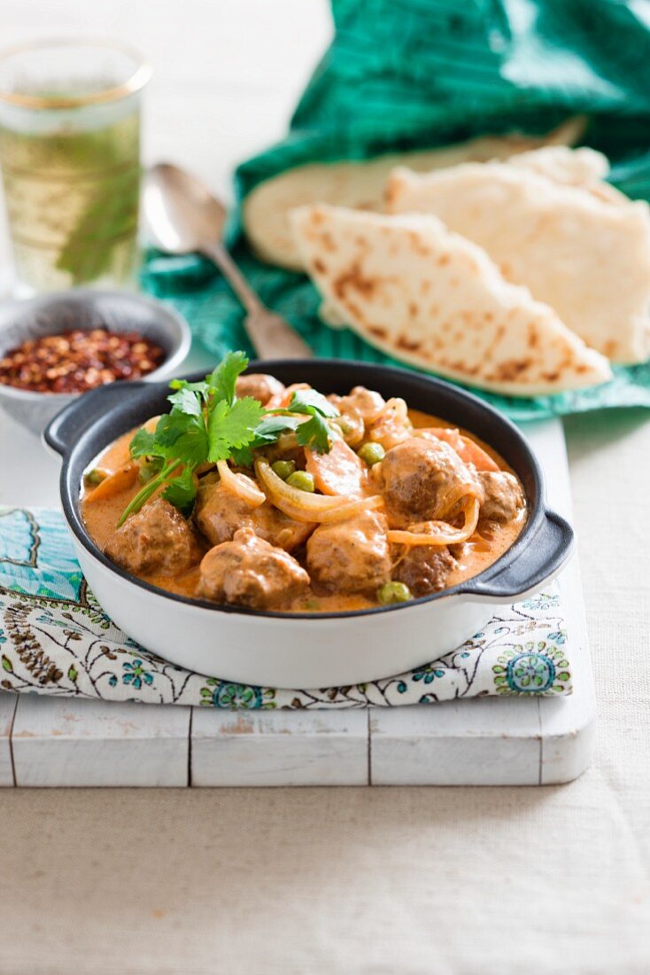 Hackbällchencurry mit Naan-Brot