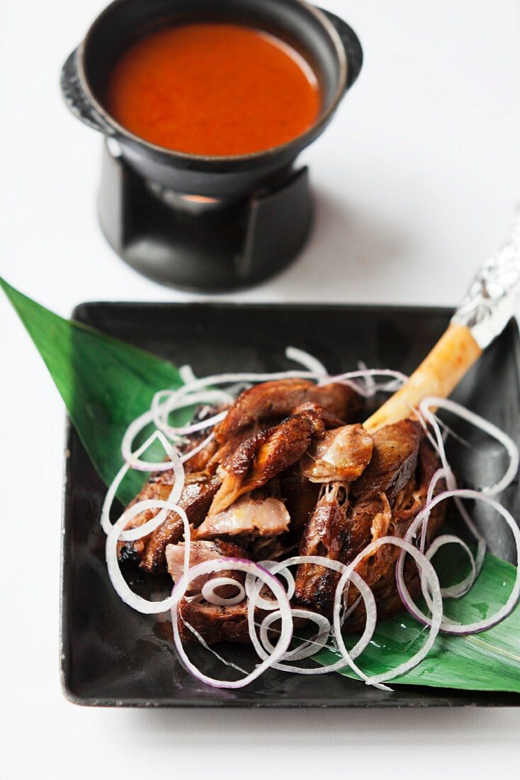 Leg of lamb with onion rings and curry sauce (India)