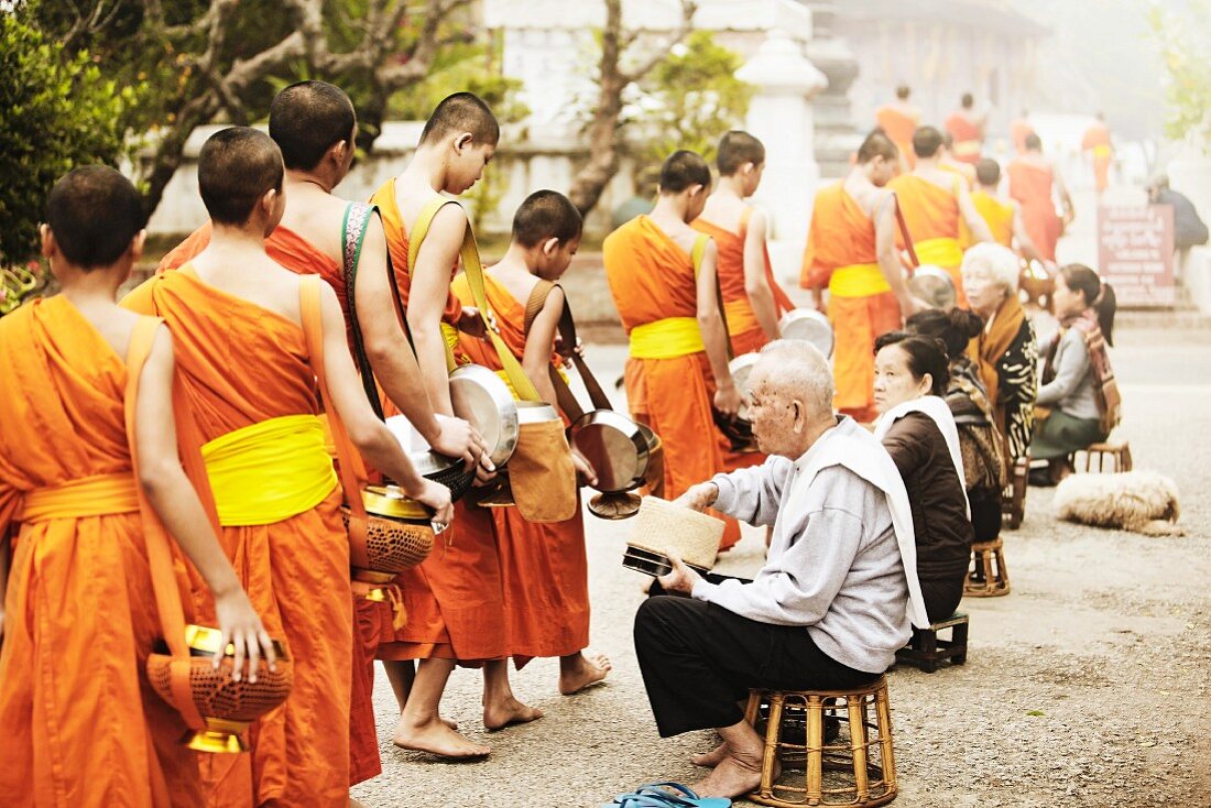 Mönche auf dem Weg zum Tempel (Asien)