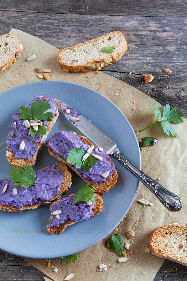 Kusprige Bruschetta mit Rotkohlcreme und Sonnenblumenkernen