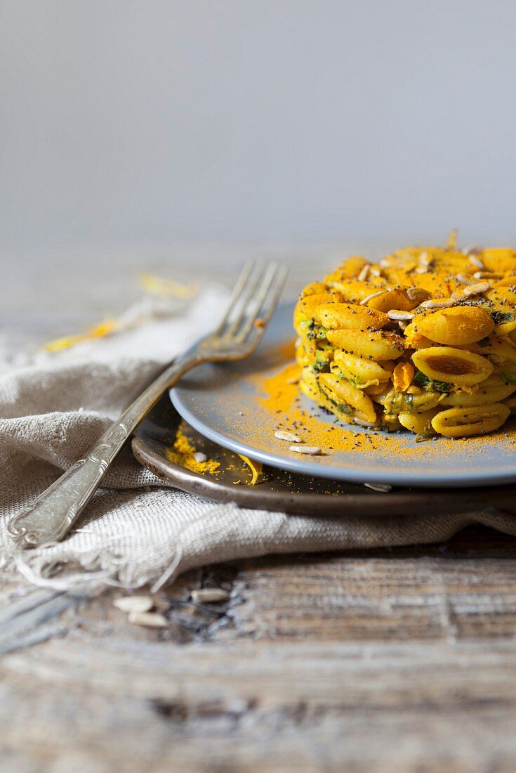 Muschelnudeln mit Zucchiniblüten, Mohn und Sonnenblumenkernen