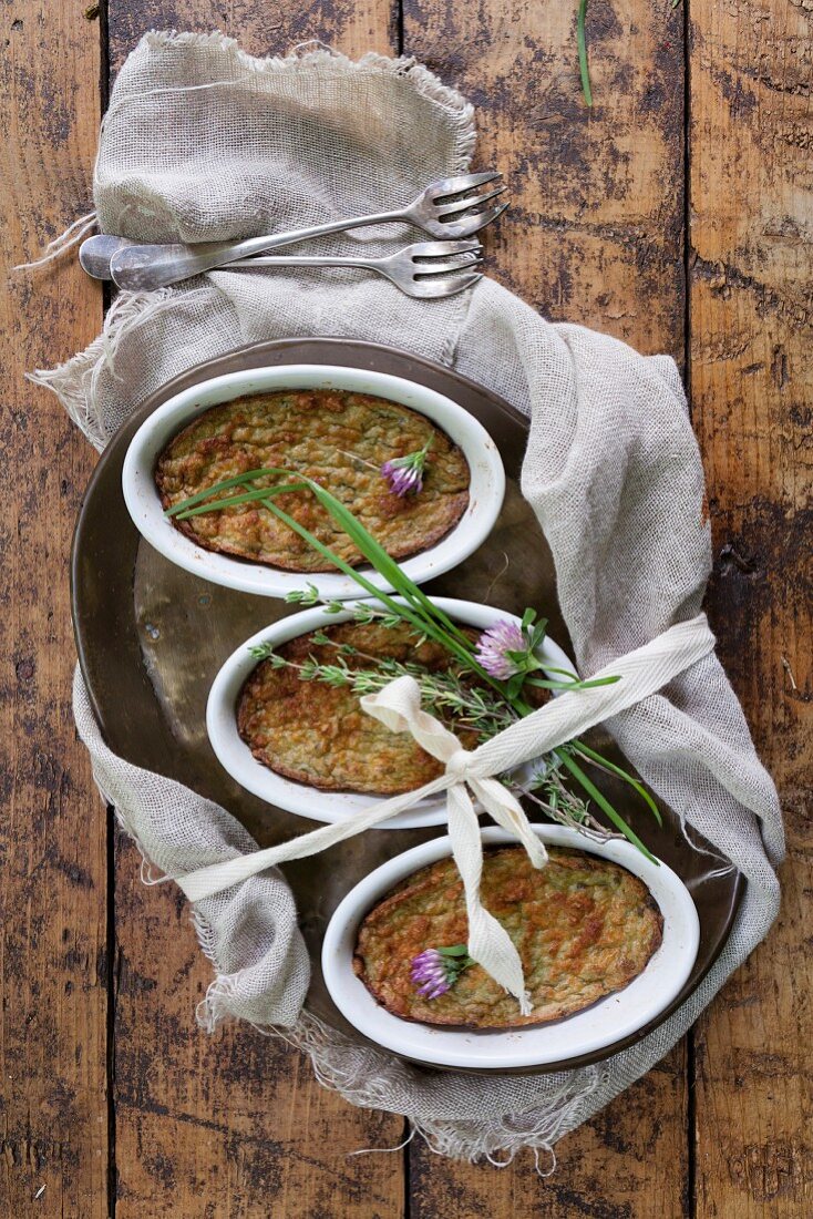 Vegane Gemüsesouffles mit Schnittlauch und Thymian