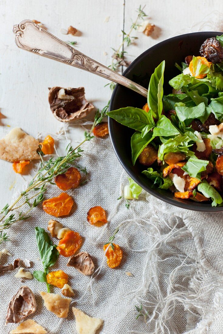 Veganer Salat mit Rucola, Karottenchips, Nüssen und Samen