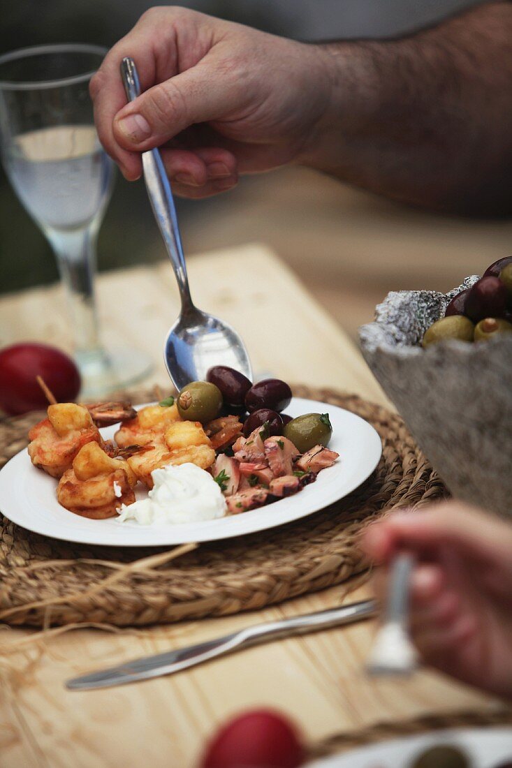Vorspeise mit gebeiztem Oktopus und Oliven