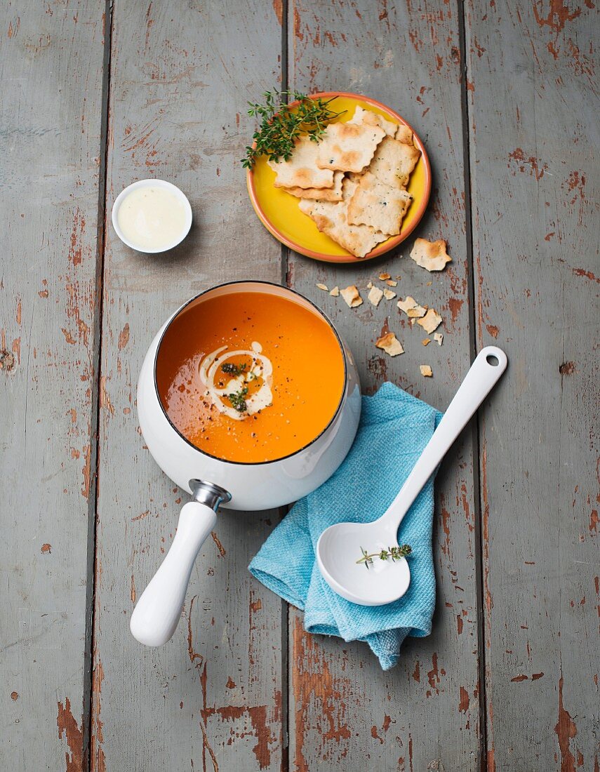 Carrot soup with thyme and crackers