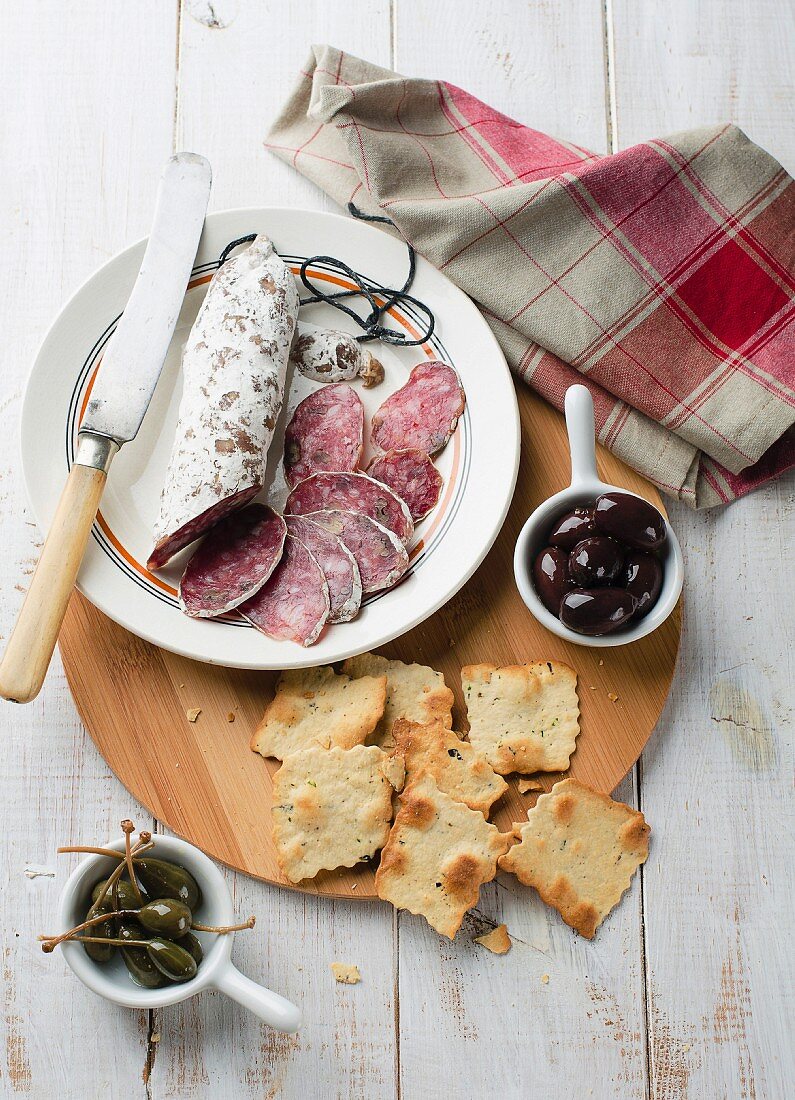 Salami, Oliven, Cracker und Kapern