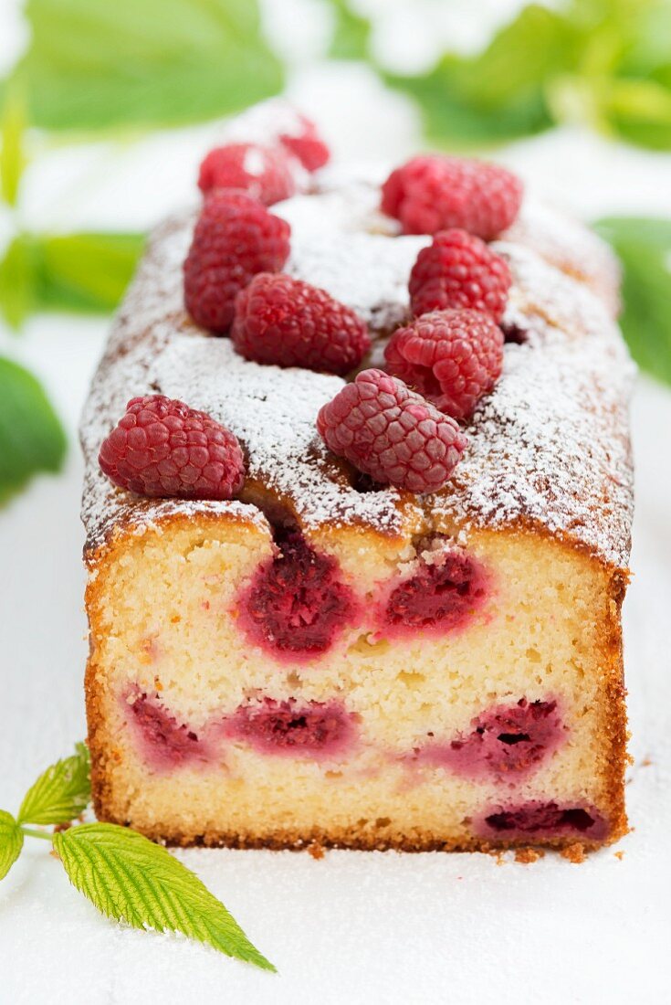 A summery raspberry cake dusted with icing sugar