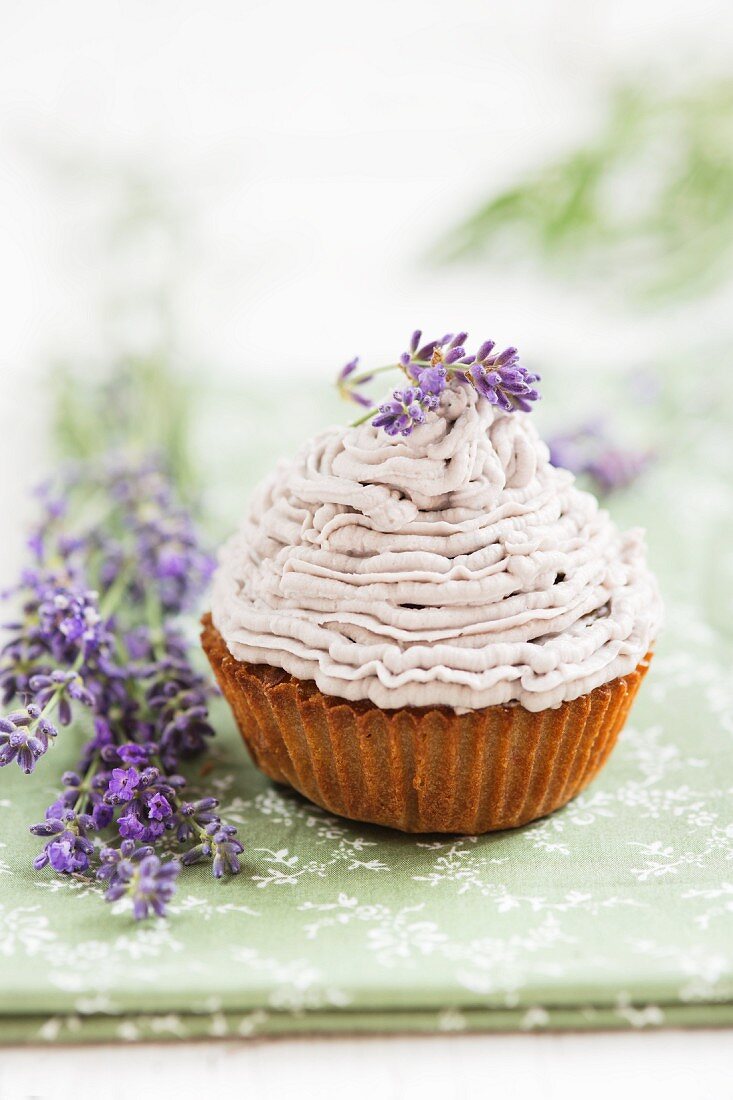 Lavendel-Cupcake mit Buttercreme