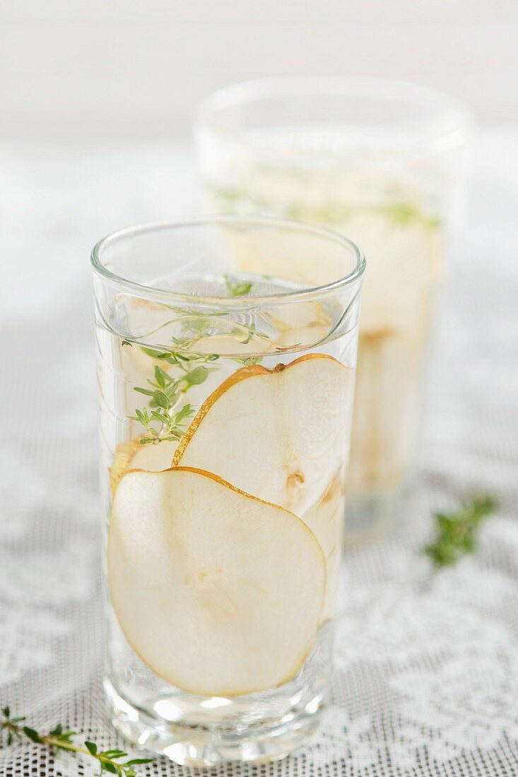 Pear drinks with thyme
