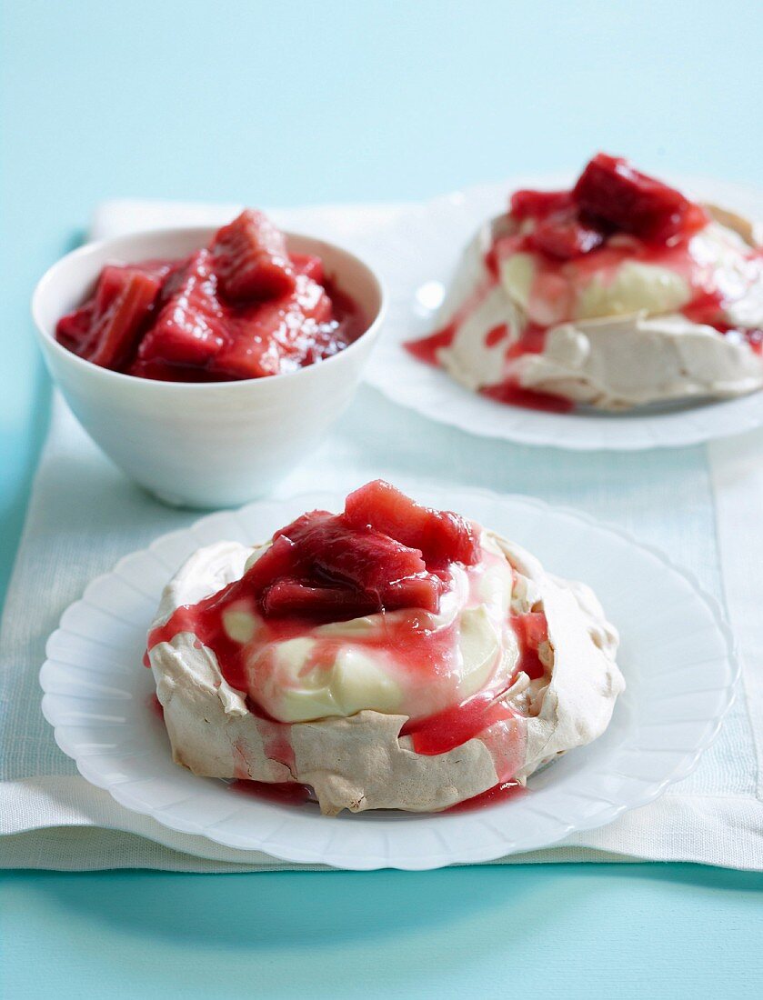 Mini Pavlovas mit Frischkäsecreme und Rhabarber