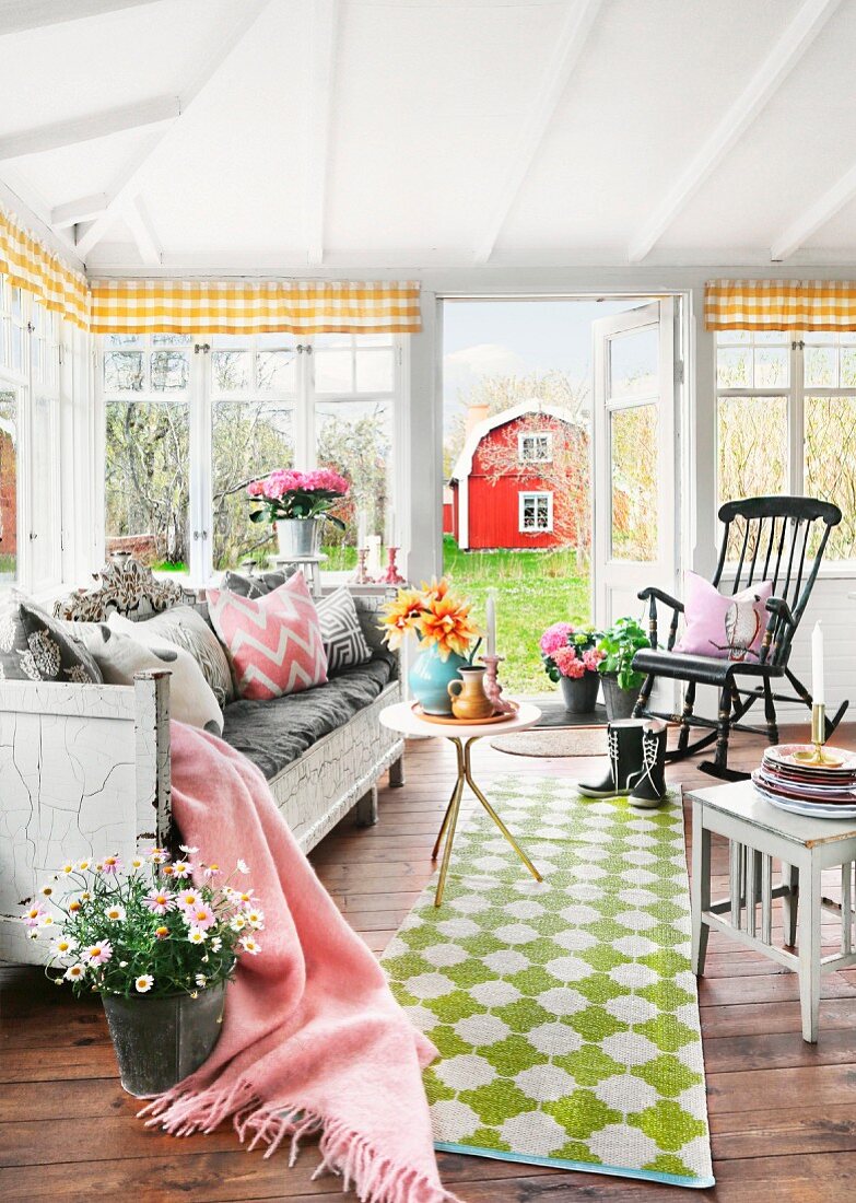 Idyllisches schwedisches Landhausambiente mit Gartenblick