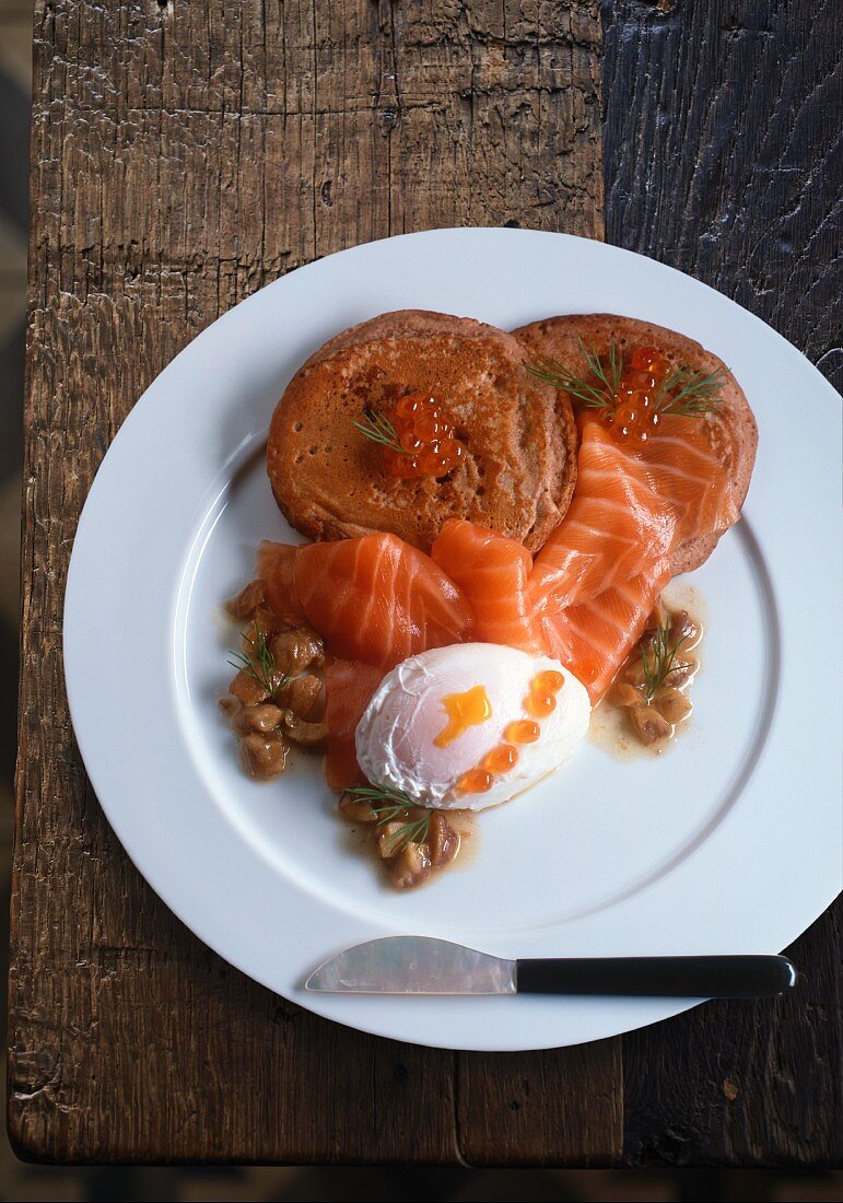 Blinis mit Räucherlachs, Kaviar und pochiertem Ei