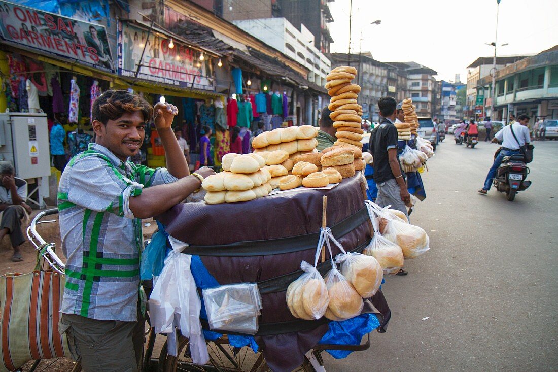 Pao-Brot Verkäufer auf einem Strassenmarkt in Margao, Goa, Indien