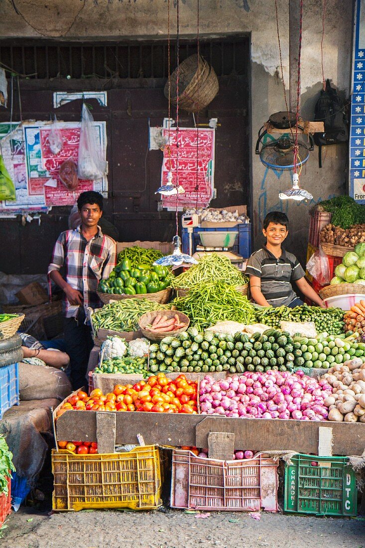 Jungen am Marktstand in Margao, Goa, Indien