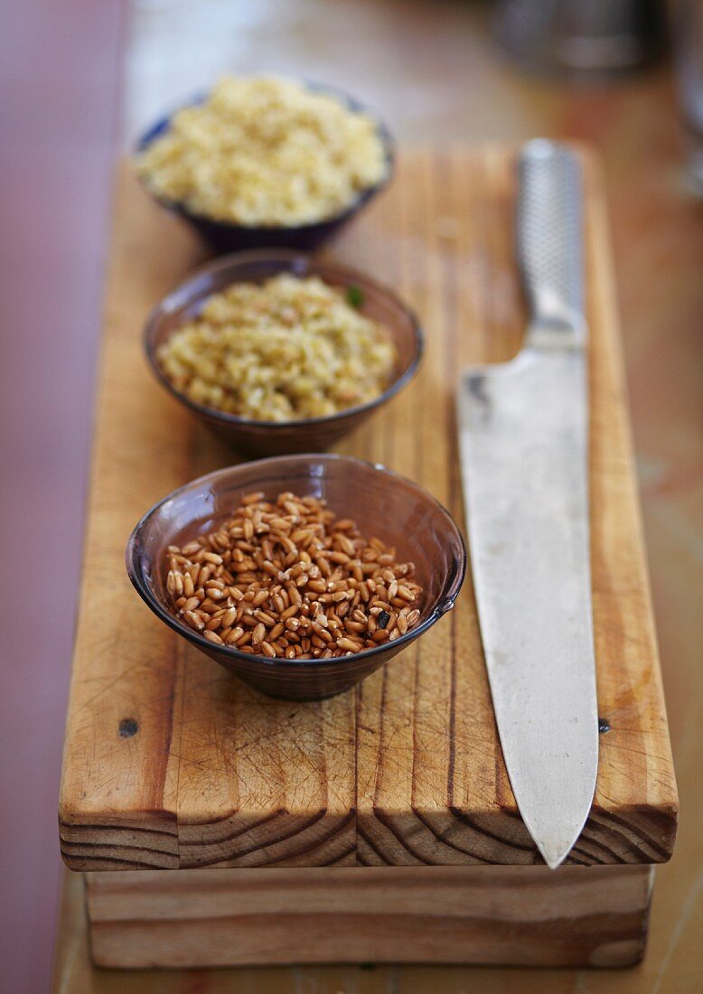 Ungekochter Dinkel, Freekeh und Bulgur