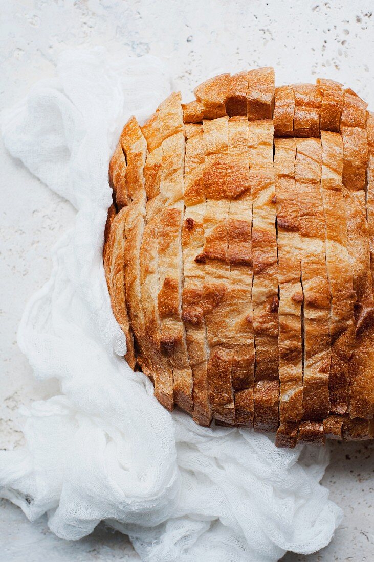 Rustikales Brot, in Scheiben geschnitten