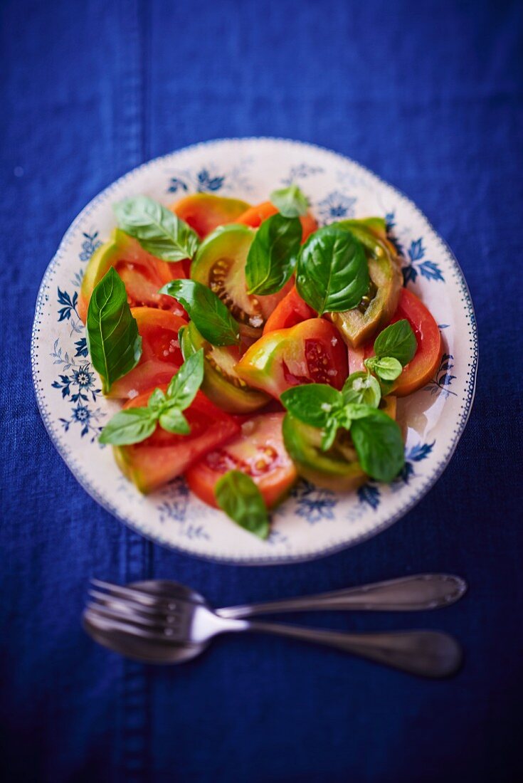 Tomatensalat mit Basilikum