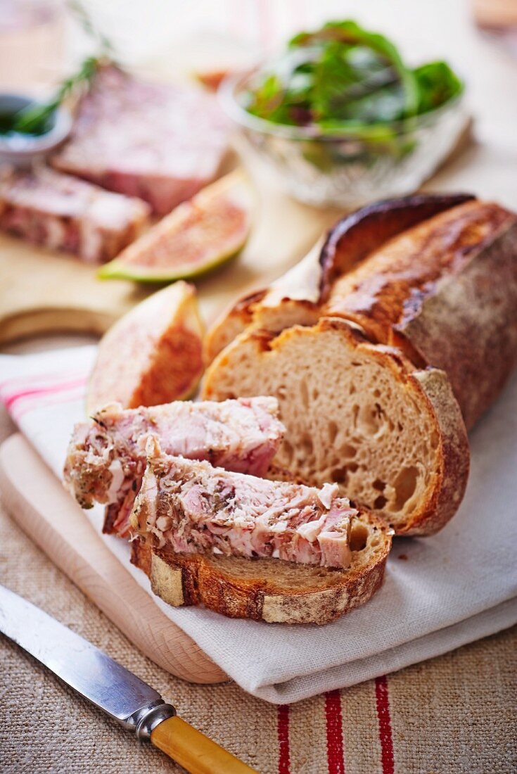 Kaninchenterrine mit Brot und Feigen