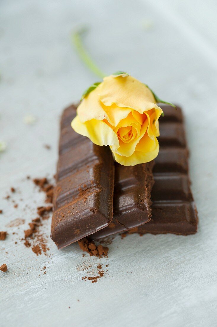 Selbstgemachte vegane Schokolade mit Rosenaroma