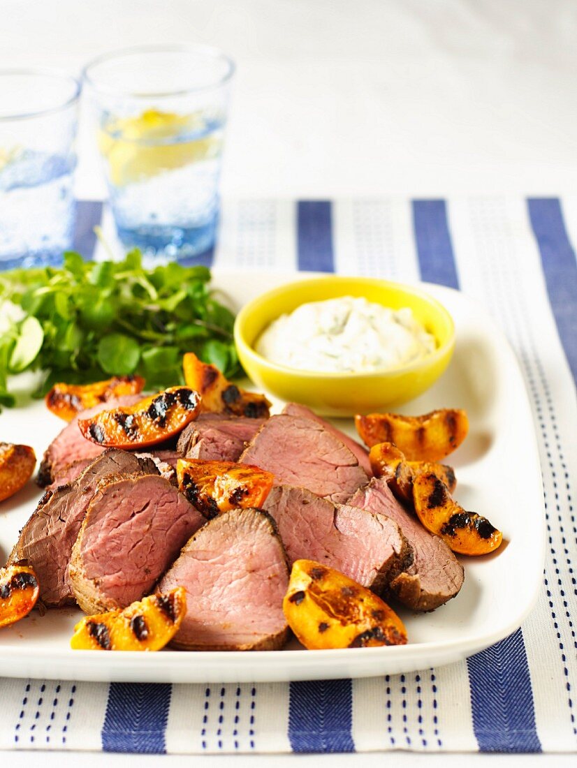 Gebratenes Rinderfilet mit gegrillten Nektarinen