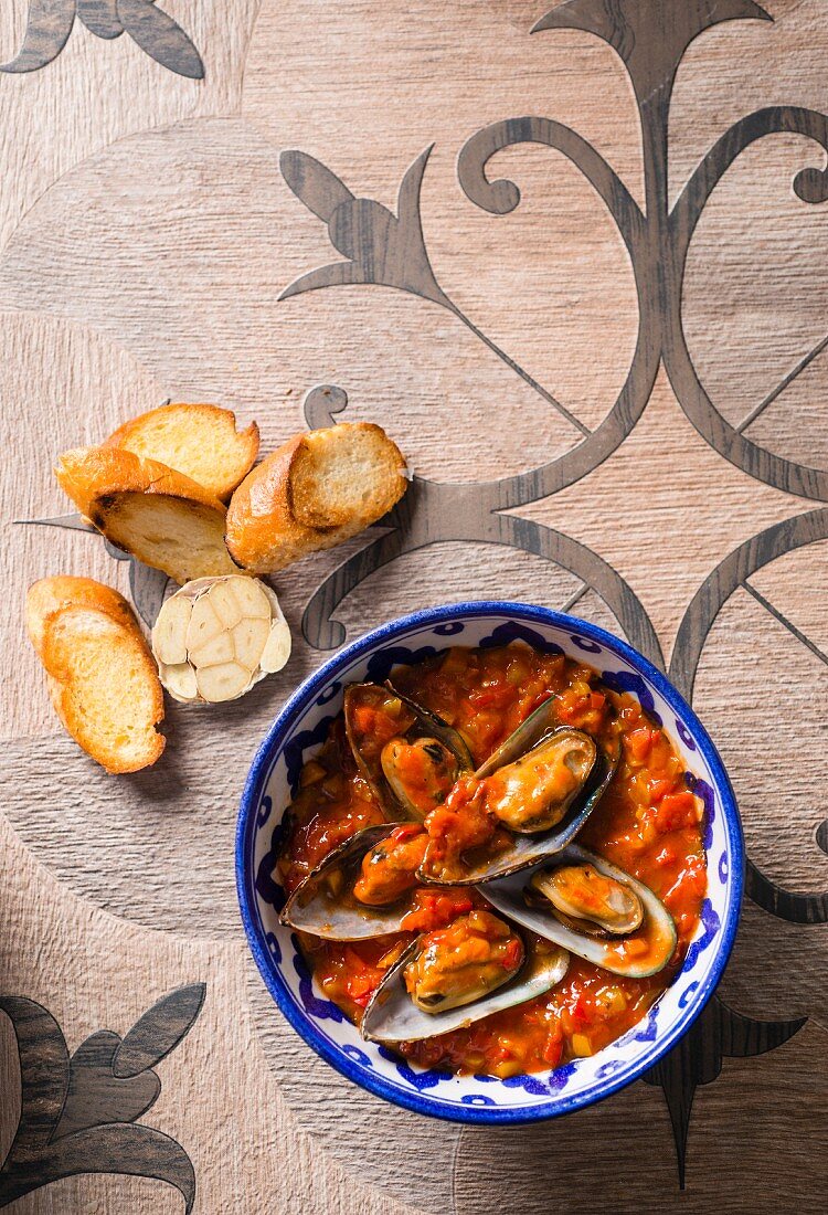 Mussels in a tangy sauce served with garlic bread