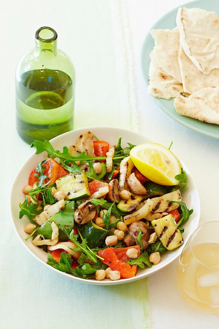 Mediterraner Paprika-Zucchini-Salat mit Kichererbsen, Champignons und Rucola