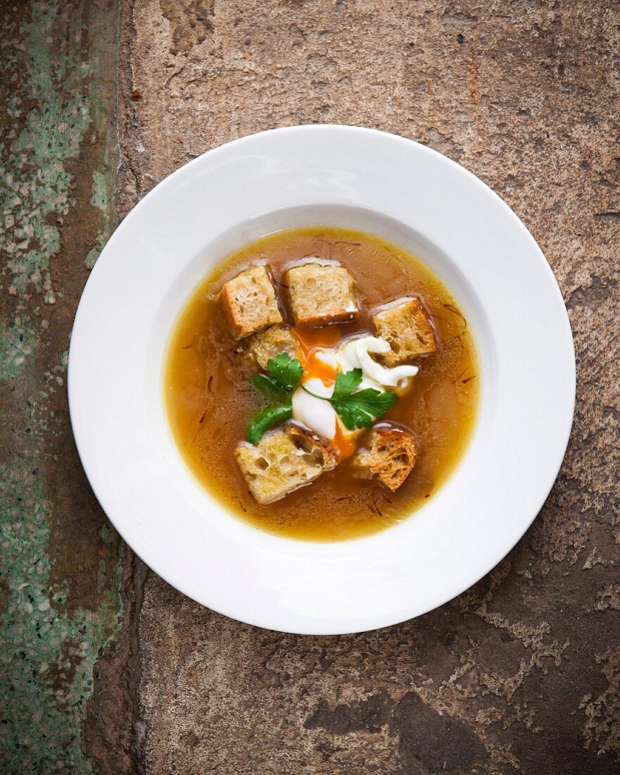 Zwiebel-Safran-Suppe mit Brotwürfeln und saurer Sahne