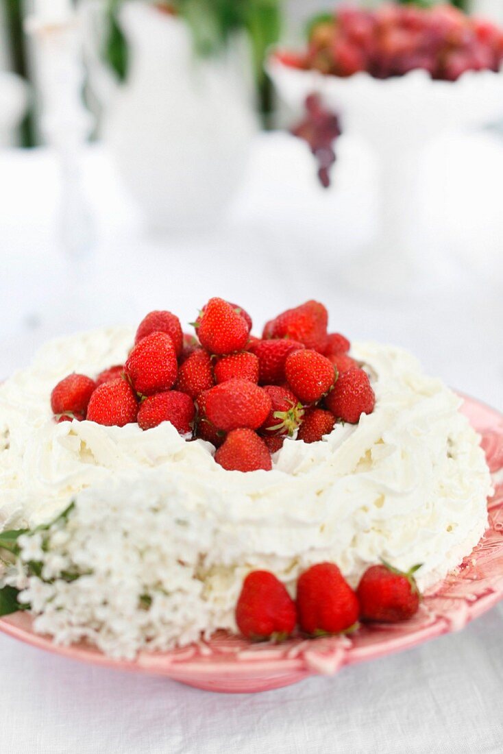 Pavlova mit Erdbeeren