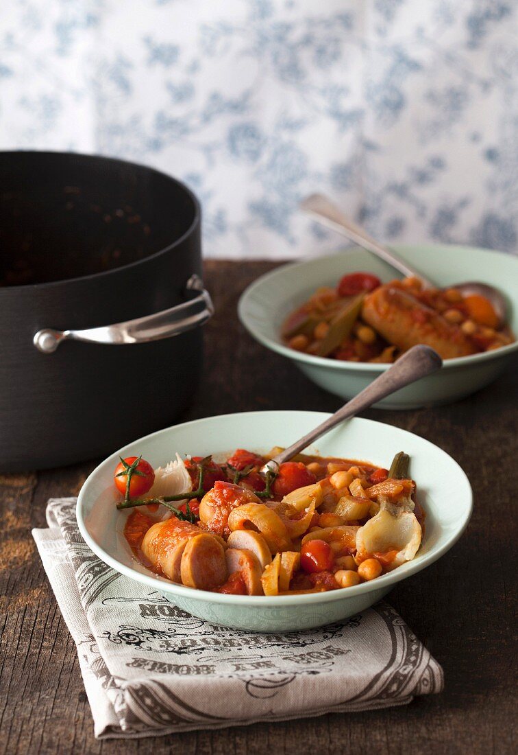 Fencheleintopf mit Würstchen und Tomaten