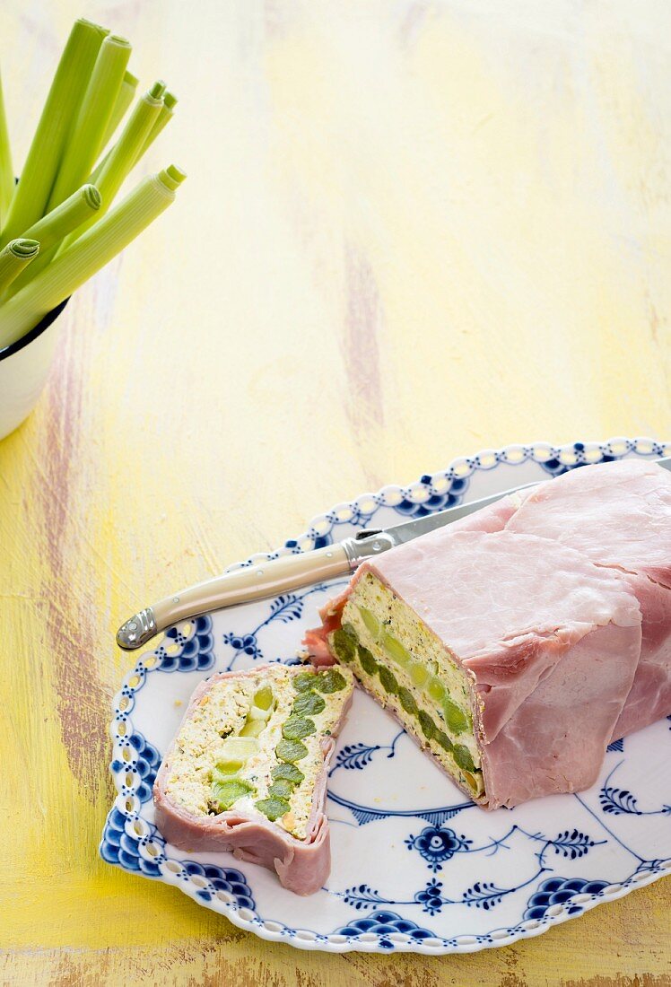 Lauchterrine mit Pistazien und Schinken