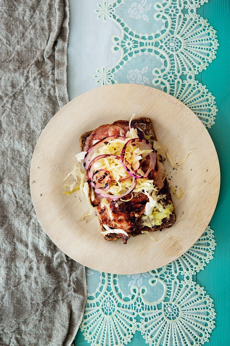 Vollkornbrot mit Weisskohl und Zwiebeln