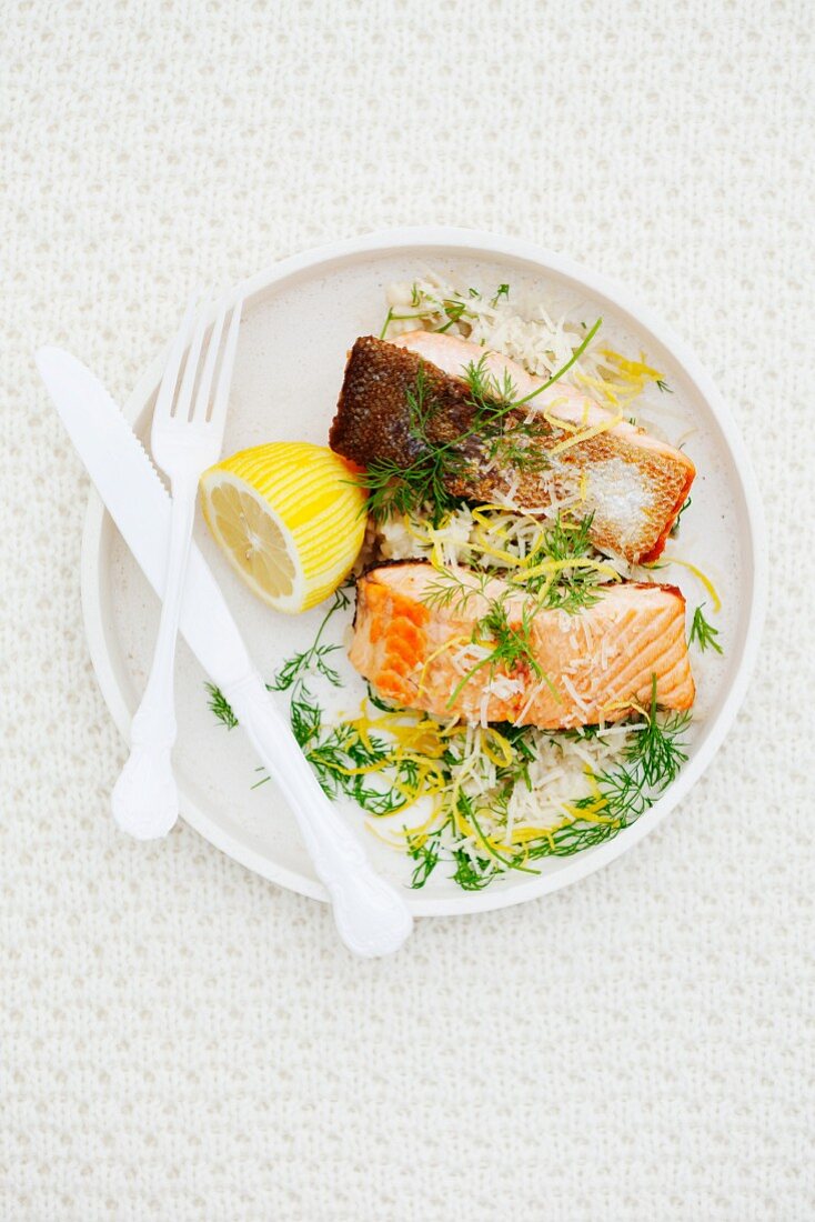 Salmon fillets with lemon and dill