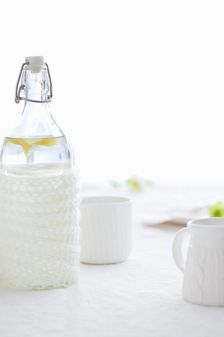 Zitronenwasser in einer Glasflasche