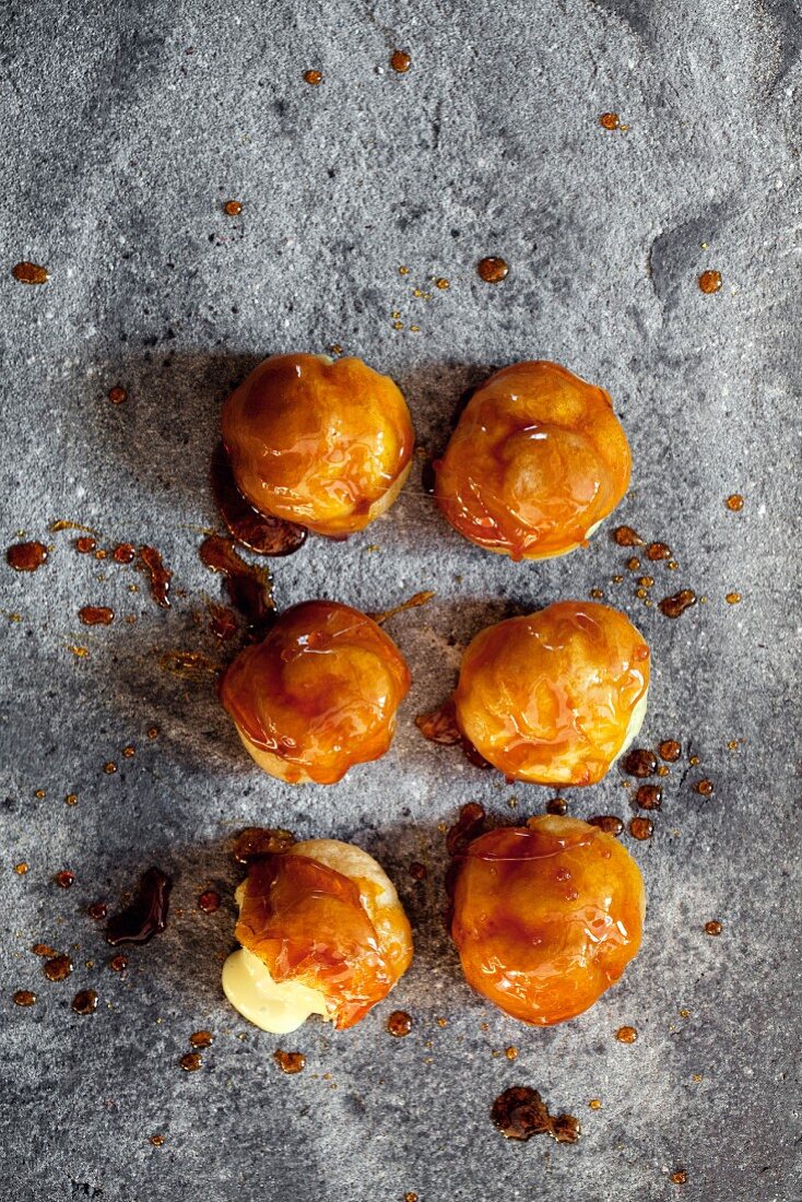 Caramelised brioches with vanilla cream