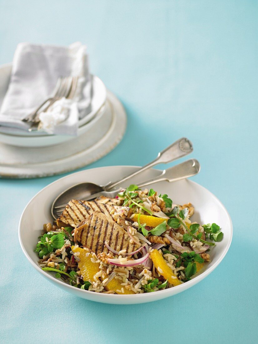 Rice salad with balsamic tofu and oranges