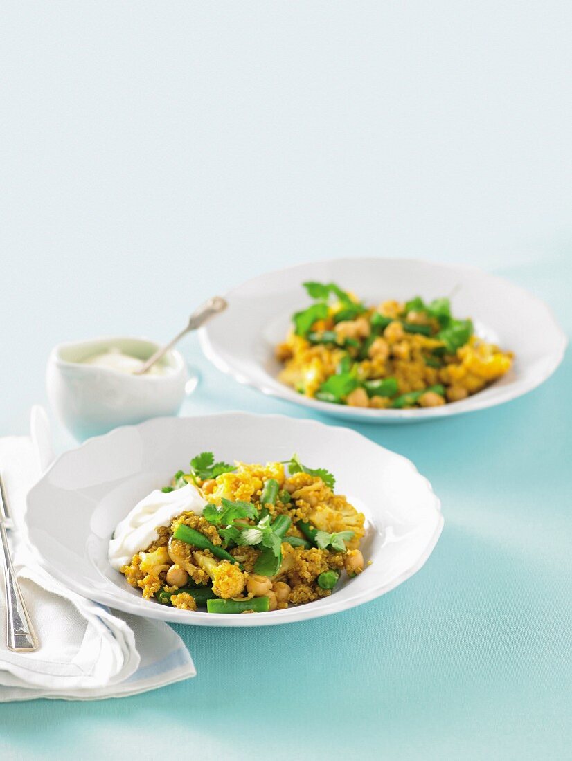 Quinoa-Pilaf mit Blumenkohl, Bohnen und Kichererbsen