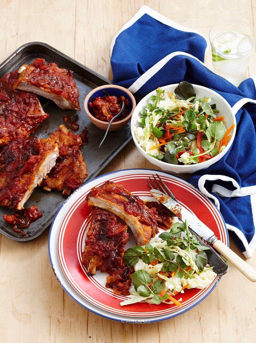 Tangy pork ribs with tomatoes and lettuce