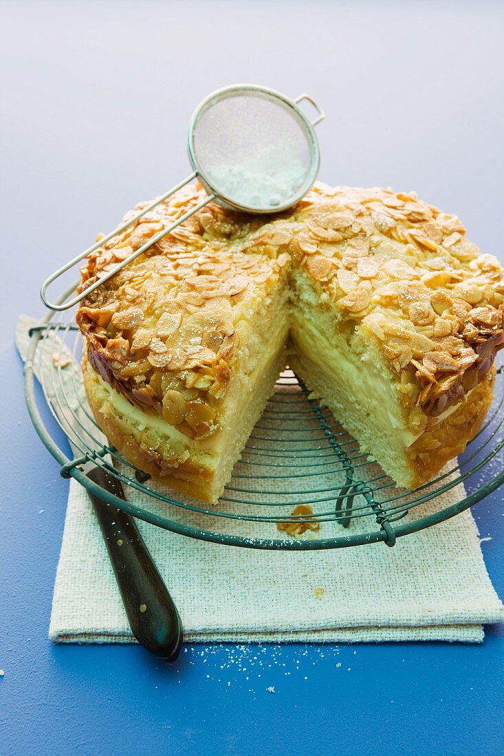 Bienenstich (caramelised almond cake) made with honey and vanilla pudding