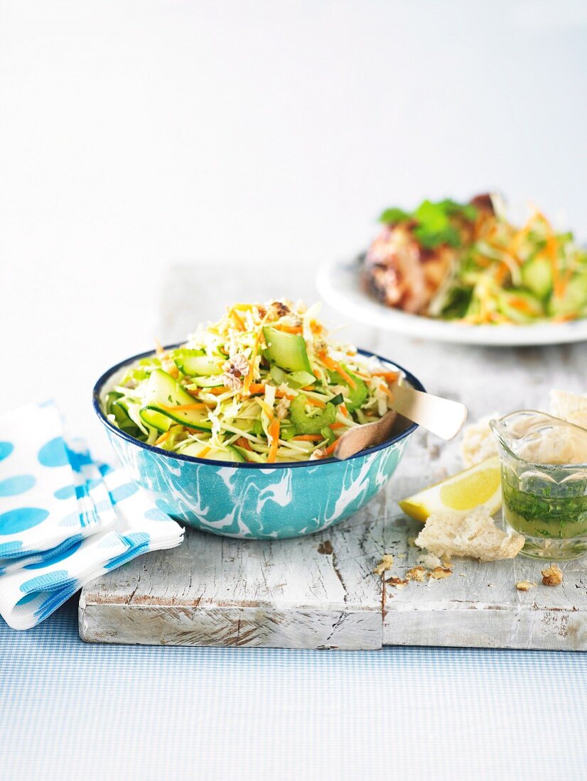 Zucchinisalat mit Walnüssen und Zitronendressing für ein Picknick