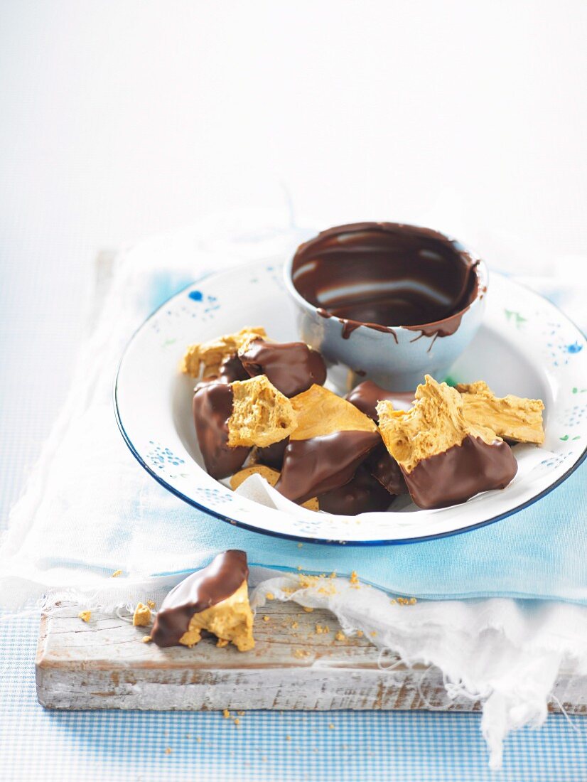 Honeycomb mit Schokoladenglasur für ein Picknick