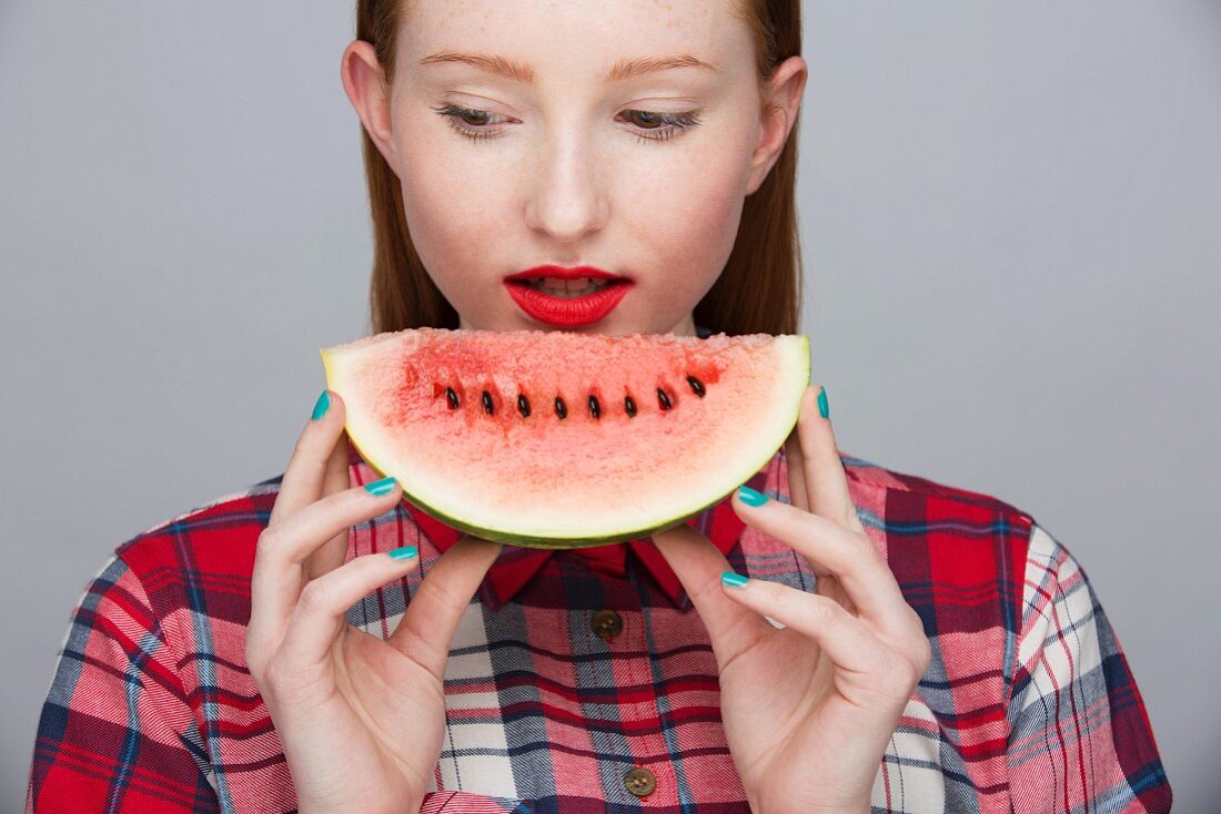 Junge Frau mit hält Schnitz einer Wassermelone