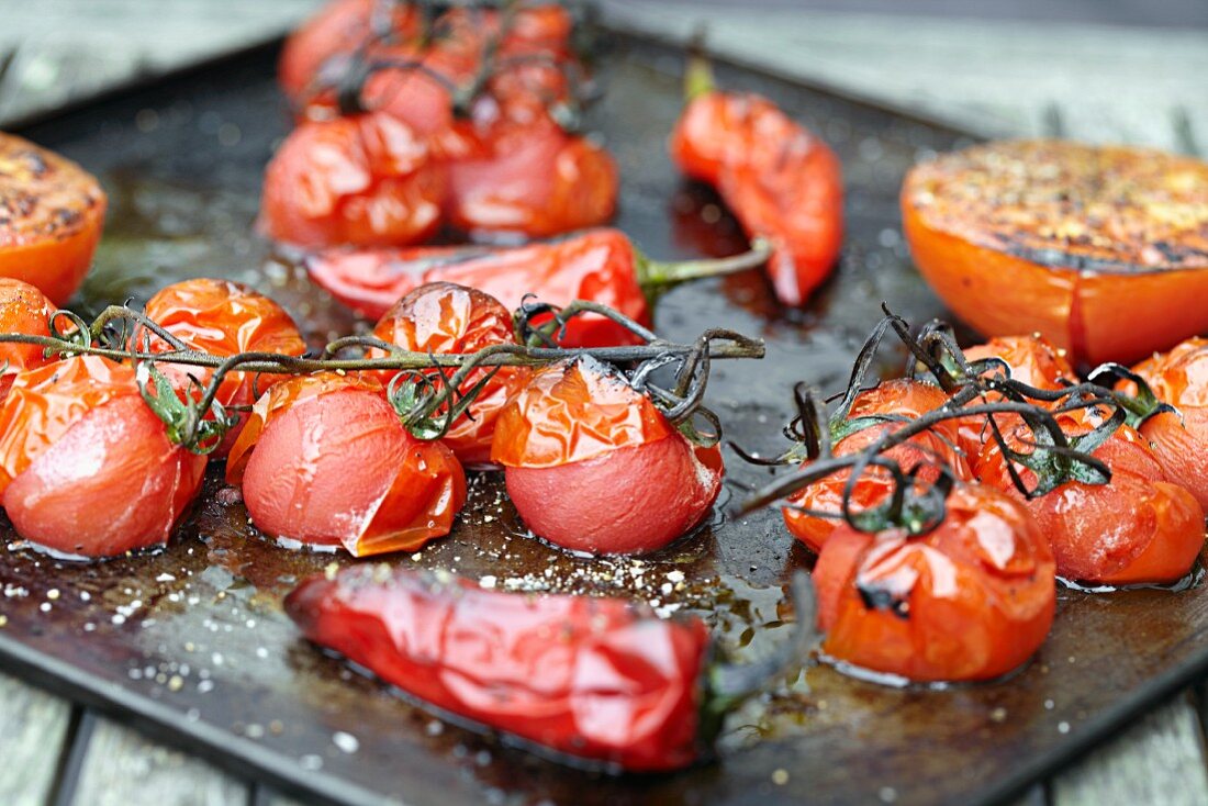 Geröstete Tomaten und Chilis auf einem Backblech