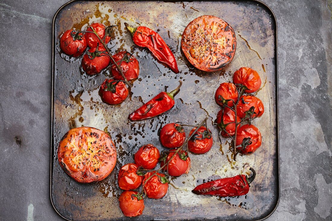 Geröstete Tomaten und Chilis auf einem Backblech