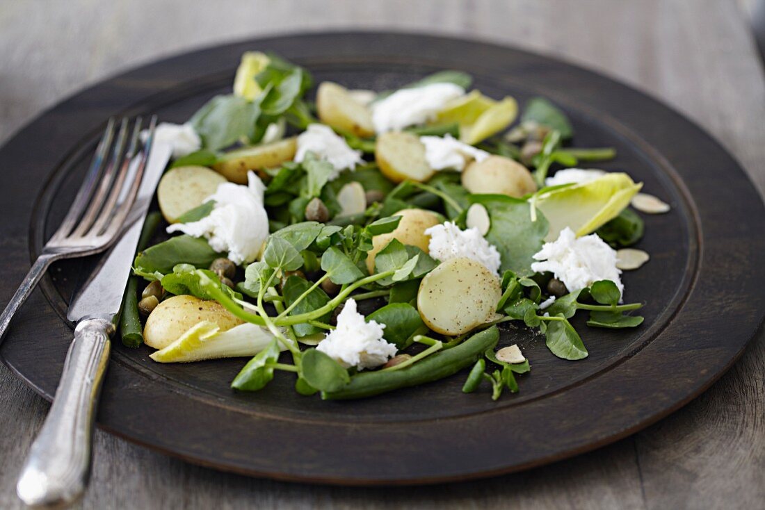 Bohnen-Blatt-Salat mit neuen Kartoffeln und Frischkäse